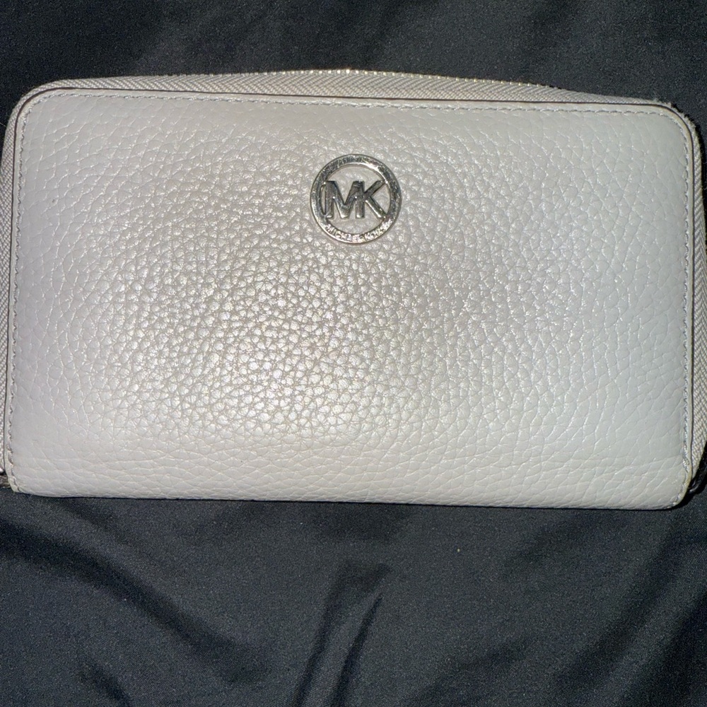 💝Michael Kors Pebbled Leather Zip-Around Wallet in White💝